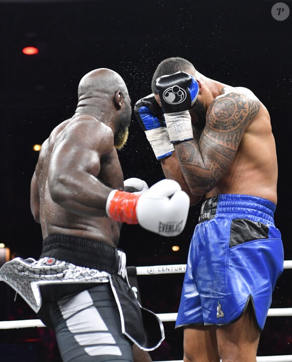 Le français Tony Yoka s'incline face au français d'origine camerounaise Carlos Takam lors d'un combat international de boxe poids lourd de 10 rounds au Zénith de Paris, France, le 11 mars 2023. © Veeren/Bestimage