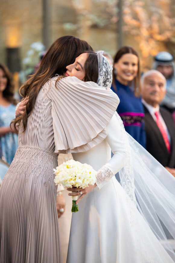 Rania de Jordanie, en robe Dior comme la robe de mariée de sa fille, n'a pu s'empêcher de faire part de son émotion après le jour J
La reine Rania de Jordanie et sa fille la princesse Iman de Jordanie - Mariage de la princesse Iman de Jordanie avec Jameel Alexander Thermiotis au palais Beit al-Urdon à Amman en Jordanie le 12 mars 2023. 