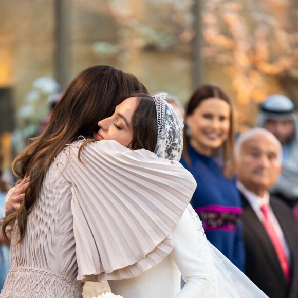 Rania de Jordanie, en robe Dior comme la robe de mariée de sa fille, n'a pu s'empêcher de faire part de son émotion après le jour J
La reine Rania de Jordanie et sa fille la princesse Iman de Jordanie - Mariage de la princesse Iman de Jordanie avec Jameel Alexander Thermiotis au palais Beit al-Urdon à Amman en Jordanie le 12 mars 2023. 