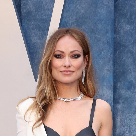 A la fois chic, sexy, sobre et élégante, Olivia Wilde a mis tout le monde d'accord et volé la vedette aux autres stars de la soirée dont de grands mannequins de renom. 
Olivia Wilde au photocall de la soirée "Vanity Fair" lors de la 95ème édition de la cérémonie des Oscars à Los Angeles, le 12 mars 2023. 