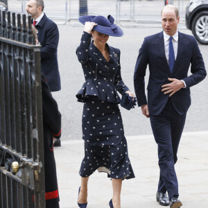 Kate et William avaient soigné leur look. La duchesse portait un tailleur jupe bleu marine de la marque Erdem, qu'elle avait assorti à son chapeau en velours, à deux doigts de s'envoler.
Le prince William, prince de Galles, et Catherine (Kate) Middleton, princesse de Galles, Service annuel du jour du Commonwealth à l'abbaye de Westminster à Londres, le 13 mars 2023.