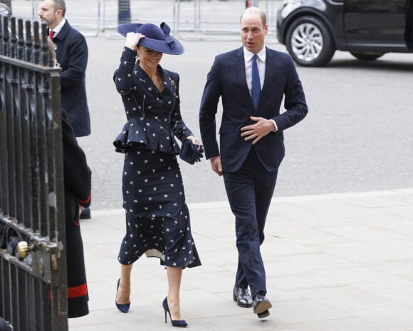 Kate et William avaient soigné leur look. La duchesse portait un tailleur jupe bleu marine de la marque Erdem, qu'elle avait assorti à son chapeau en velours, à deux doigts de s'envoler.
Le prince William, prince de Galles, et Catherine (Kate) Middleton, princesse de Galles, Service annuel du jour du Commonwealth à l'abbaye de Westminster à Londres, le 13 mars 2023.