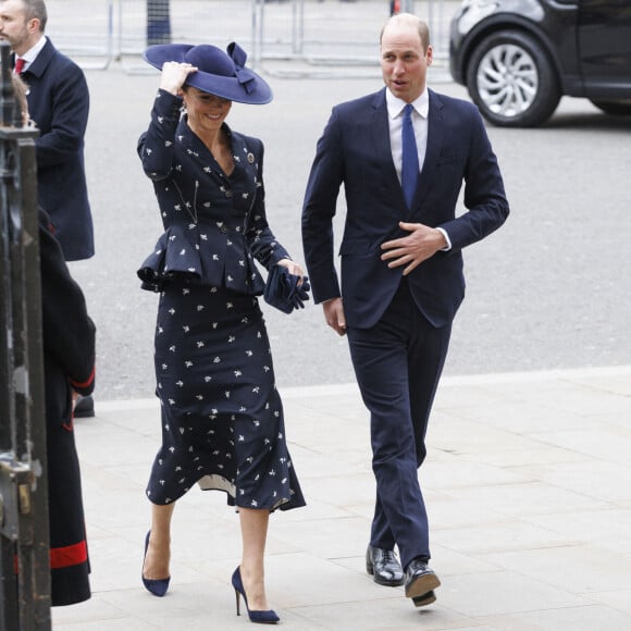 Kate et William avaient soigné leur look. La duchesse portait un tailleur jupe bleu marine de la marque Erdem, qu'elle avait assorti à son chapeau en velours, à deux doigts de s'envoler.
Le prince William, prince de Galles, et Catherine (Kate) Middleton, princesse de Galles, Service annuel du jour du Commonwealth à l'abbaye de Westminster à Londres, le 13 mars 2023.