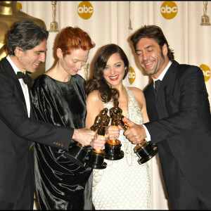 Marion Cotillard reçoit l'Oscar de la meilleure actrice pour le film "La Mome" - 80ème cérémonie des Oscars 2008 à Hollywood
