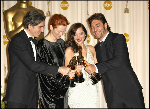 Marion Cotillard reçoit l'Oscar de la meilleure actrice pour le film "La Mome" - 80ème cérémonie des Oscars 2008 à Hollywood
