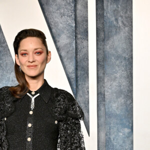 Elle avait choisi un look Chanel original.
Marion Cotillard au photocall de la soirée "Vanity Fair" lors de la 95ème édition de la cérémonie des Oscars à Los Angeles, le 12 mars 2023. 