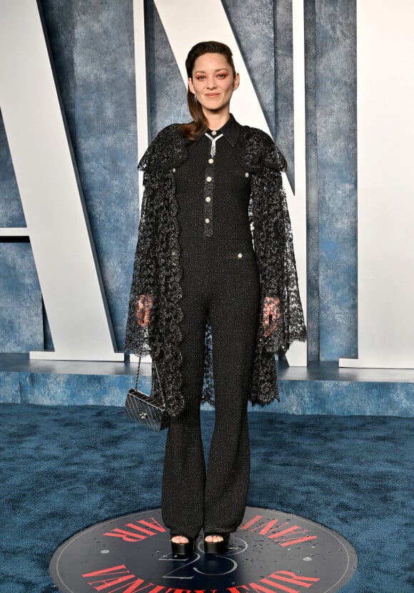Elle avait choisi un look Chanel original.
Marion Cotillard au photocall de la soirée "Vanity Fair" lors de la 95ème édition de la cérémonie des Oscars à Los Angeles, le 12 mars 2023. 