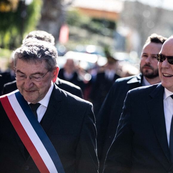 Le prince Albert II de Monaco inaugure une plaque en mémoire de son aïeul, Charles Grimaldi d'Antibes-Cagnes, inhumé à Ollioules en 1770. Accueilli par le maire d'Ollioules, Robert Beneventi et par le préfet du Var, Evence Richard, le prince a assisté à une cérémonie en l'église Saint-Laurent , en hommage à son ancêtre, avant de se rendre à l'école primaire "Le Château". Sur la Place Marius Trotobas, le souverain a reçu la citoyenneté d'honneur de la commune, devant la population réunie. Le 10 mars 2023. © Camille Dodet / Nice Matin / Bestimage 