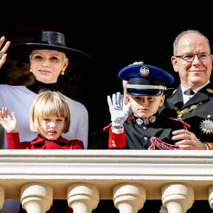 La relève est assurée !
Le prince Albert II de Monaco, la princesse Charlène de Monaco, le prince Jacques de Monaco, marquis des Baux, la princesse Gabriella de Monaco, comtesse de Carladès - La famille princière au balcon du palais lors de la Fête Nationale de la principauté de Monaco le 19 novembre 2022. 