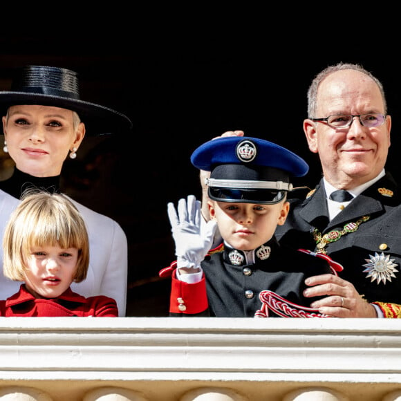 La relève est assurée !
Le prince Albert II de Monaco, la princesse Charlène de Monaco, le prince Jacques de Monaco, marquis des Baux, la princesse Gabriella de Monaco, comtesse de Carladès - La famille princière au balcon du palais lors de la Fête Nationale de la principauté de Monaco le 19 novembre 2022. 