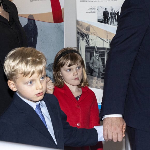 Le prince Albert II de Monaco, la princesse Charlene, le prince Jacques et la princesse Gabriella - Le prince Albert II de Monaco inaugure l'exposition l'exposition "Sailing the Sea of Science, Scientist and explorer. Prince Albert Ier and the early norwegian exploration of Svalbard " au Fram Museum à Oslo le 22 juin 2022. Cette exposition, proposée par le Fram Museum en coopération avec le Comité Albert Ier, avec la contribution des Archives du Palais princier, de l'Institut audiovisuel de Monaco et du Musée océanographique de Monaco, retrace les campagnes scientifiques du Prince Albert Ier au Spitzberg, île principale du Svalbard, en 1898, 1899, 1906 et 1907. Plus tôt dans la journée, le Prince Albert II et la Princesse Charlène étaient les invités du Roi Harald V et de la Reine Sonja de Norvège pour un déjeuner dans leur résidence privée Bygdø Kongsgaard Le jeudi 23 juin, à Longyearbyen capitale du Spitzberg, S.A.S. le Prince Albert II dévoilera un buste en bronze du Prince Albert Ier offert à l'Institut polaire Norvégien de Longyearbyen en mémoire de ses nombreuses expéditions arctiques et de ses liens avec les explorateurs norvégiens Ce voyage commémoratif se poursuivra par une croisière privée à bord du commandant Charcot qui naviguera de Longyearbyen à Longyearbyen jusqu'au 80e degré nord en suivant l'itinéraire emprunté par le Prince Albert Ier lors de ses campagnes. 