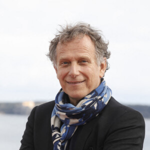 Charles Berling - Photocall de la série "L'île aux 30 cercueils" lors de la 5ème saison du festival International des Séries "Canneseries" à Cannes le 3 avril 2022. © Denis Guignebourg/BestImage