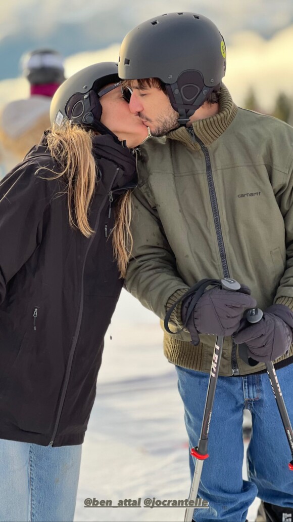 D'ailleurs, Ben Attal semble toujours aussi amoureux de la jeune femme.
Ben Attal en vacances à la montagne avec sa chérie Jordane et sa mère Charlotte Gainsbourg. Le 27 décembre 2022.