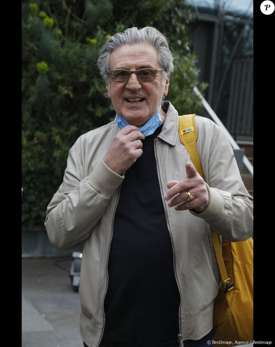 Leur mariage a été célébré en 2006
Semi Exclusif - Daniel Auteuil - Arrivées des invités à l'enregistrement de l'émission "Vivement Dimanche" au studio Gabriel à Paris le 2 mars 2022. L'émission sera diffusée le 6 mars 2022.