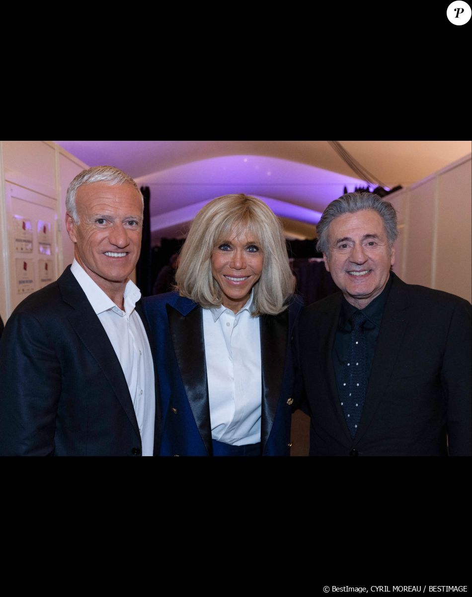 Exclusif - Prix Spécial - La Première dame et présidente de la Fondation des Hôpitaux, Brigitte Macron, Didier Deschamps, parrain de l'évènement et Daniel Auteuil - Backstage - Enregistrement de l'émission "Symphonie pour la vie, Spéciale Pièces Jaunes" aux Folies Grüss à Paris, diffusée le 4 février sur France 3. Le 12 janvier 2022 © Cyril Moreau / Bestimage