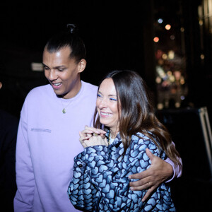 Exclusif - Le chanteur Stromae (Artiste masculin et Album "Multitude"), sa femme Coralie Barbier et son frère Luc Junior Tam en backstage de la 38ème cérémonie des Victoires de la musique à la Seine musicale de Boulogne-Billancourt, France, le 10 février 2023. © Moreau-Veren/Bestimage