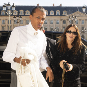 Exclusif - Le chanteur Stromae (Paul van Haver) et sa femme Coralie Barbier rentrent à l'hôtel Ritz après le défilé Chanel à Paris le 4 octobre 2022.