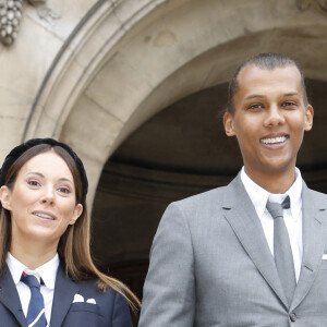 Une année difficile marquée par un burn out qu'il a surmonté au côté de son épouse Coralie
Le chanteur Stromae (Paul van Haver) et sa femme Coralie Barbier - Arrivées au défilé Thom Browne Collection Femme Prêt-à-porter Printemps/Eté 2023 lors de la Fashion Week de Paris (PFW), France, le 3 octobre 2022. © Denis Guignebourg/Bestimage