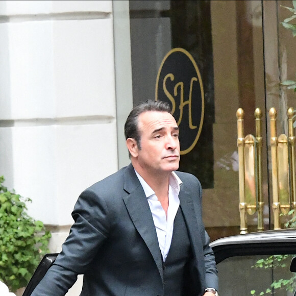 "J'aime être dehors. Est-ce lié à mon nom ? Je ne sais pas, mais j'ai été élevé comme ça", a-t-il ajouté.
Exclusif - Jean Dujardin sur un tournage de la série pour Amazon Prime "Alphonse" devant les Salons Hoche à Paris, France, le 16 septembre 2022. Une fiction écrite et réalisée par N.Bedos qui sera mise en ligne en novembre 2023. 