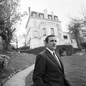 Lui et sa famille habitent une très belle bâtisse, qui a auparavant appartenu au grand Lino Ventura.
En France, Lino Ventura chez lui, dans sa proprieté de Saint-Cloud le 3 avril 1967.