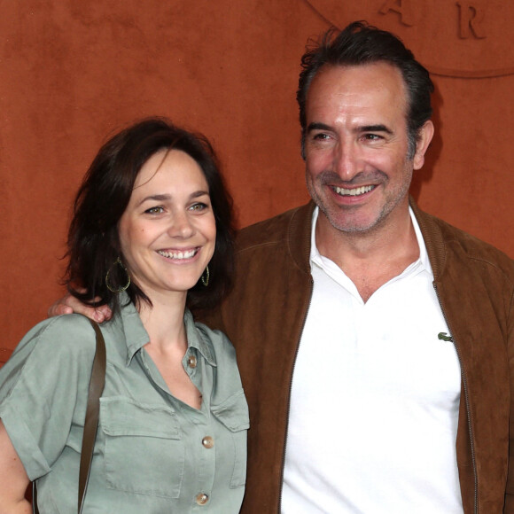 Depuis quelque temps, il vit paisiblement à Saint Cloud avec Nathalie Péchalat et leurs filles.
Jean Dujardin et sa femme Nathalie Péchalat - People au village pour la finale hommes lors des internationaux de France de tennis de Roland Garros 2019 à Paris le 9 juin 2019. © Jacovides - Moreau / Bestimage 