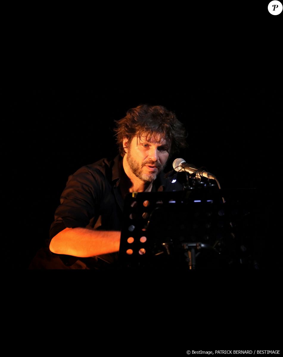 Elle a notamment révélé de terribles détails concernant le moment qui a suivi les coups.
Exclusif - Bertrand Cantat (ex-membre du groupe "Noir Désir" et actuel membre du groupe "Détroit") fait une pause dans sa carrière musicale et se lance dans une tournée de lecture de textes poétiques avec deux musiciens autour de lui. Son nouveau spectacle de lecture (Condor Live) est tiré du livre "Condor" de Caryl Ferey. C'est une oeuvre allégorique et hallucinée, d'un couple fuyant la mort dans le Chili d'après Pinochet. Cenon, le 22 septembre 2016. © Patrick Bernard/ Bestimage