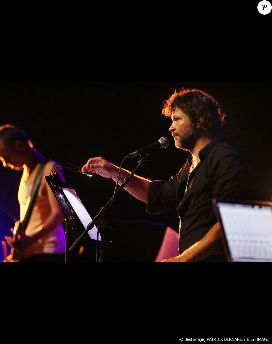 A noter que Bertrand Cantat avait été condamné à huit ans de prison pour son acte. Mais il avait pu bénéficier d'une liberté conditionnelle pour bonne conduite en octobre 2007, après avoir purgé la moitié de sa peine. Il sera totalement libre trois ans plus tard.
Exclusif - Bertrand Cantat (ex-membre du groupe "Noir Désir" et actuel membre du groupe "Détroit") à Cenon, le 22 septembre 2016. © Patrick Bernard/ Bestimage