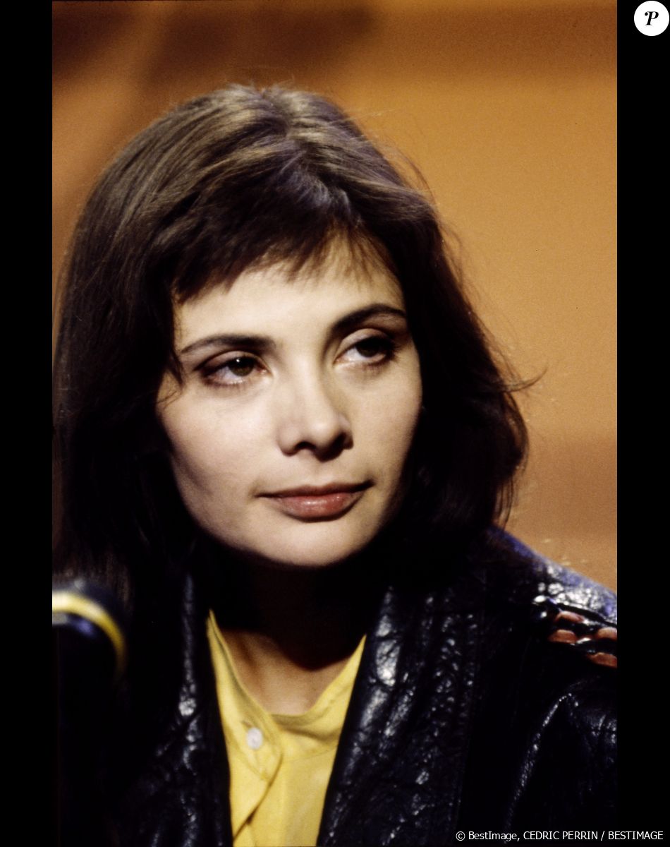 Dans son ouvrage " Désir Noir" , paru ce mercredi aux éditions Flammarion, la journaliste Anne-Sophie Jahn est revenue sur la mort de Marie Trintignant frappée par Bertrand Cantat.
Marie Trintignant sur le plateau de l'émission TV "Ciel mon mardi!".