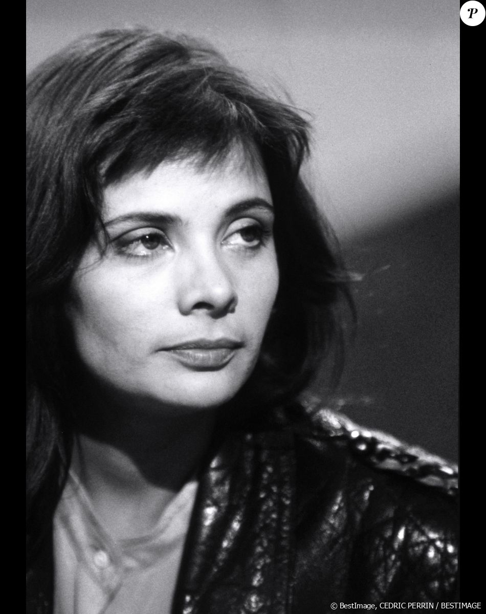 "Marie est étendue sur le tapis. Il la déshabille et la couche nue, inconsciente dans le lit. Elle ne dit rien, elle n'ouvre pas les yeux. Le chanteur ne s'en inquiète pas. Il pose un linge humide sur son visage brisé", pouvait-on lire.
Marie Trintignant sur le plateau de l'émission TV "Ciel mon mardi!". Le 18 juin 1991