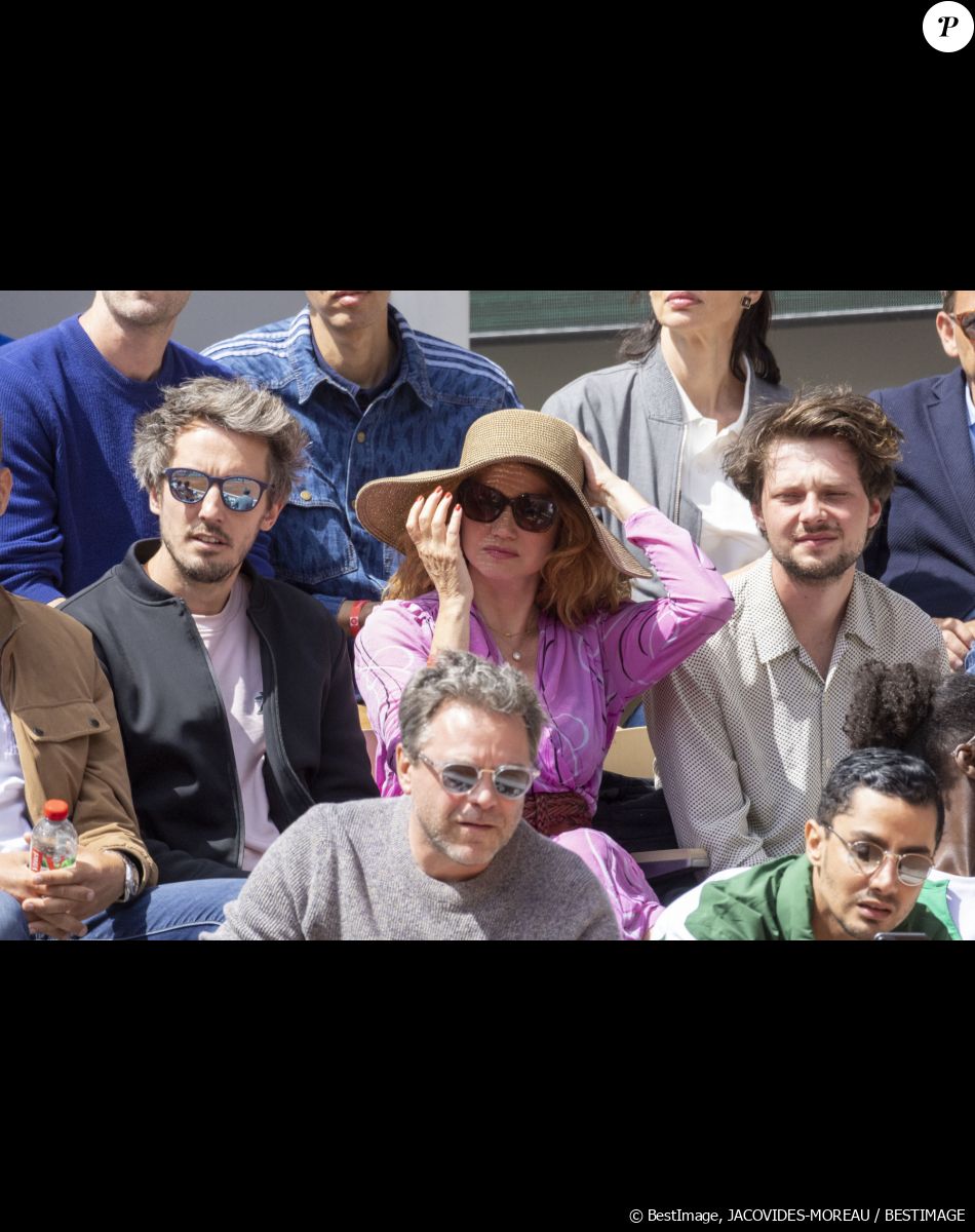 Et Gabriel Ecoffey suit déjà le chemin de sa famille en devenant acteur.
Marine Delterme et son fils Gabriel Ecoffey - Célébrités dans les tribunes des internationaux de France de Roland Garros à Paris le 30 mai 2022. © Cyril Moreau - Dominique Jacovides/Bestimage