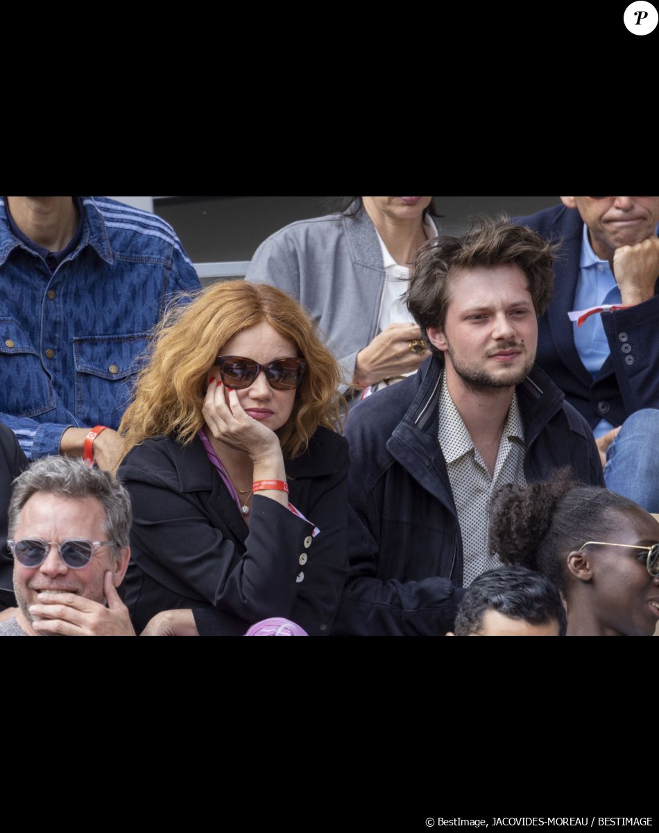 Un anniversaire qu'elle célèbrera probablement avec son fils aîné Gabriel, né d'une première union.
Marine Delterme et son fils Gabriel Ecoffey - Célébrités dans les tribunes des internationaux de France de Roland Garros à Paris le 30 mai 2022. © Cyril Moreau - Dominique Jacovides/Bestimage