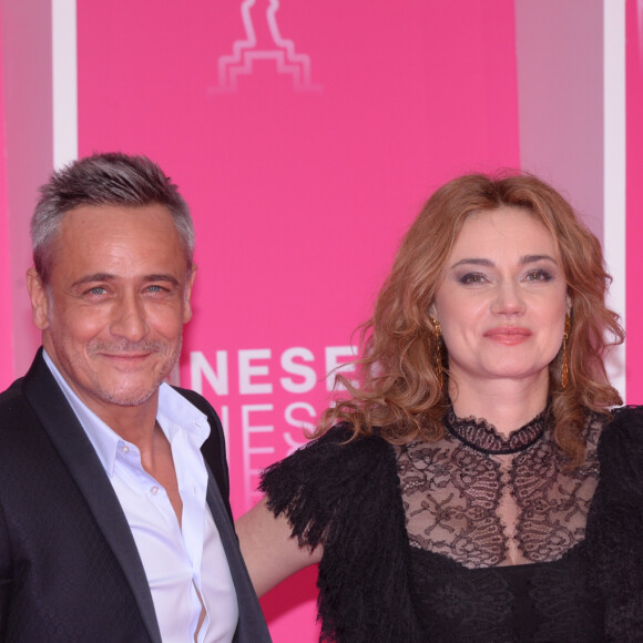 Jean-Michel Tinivelli et Marine Delterme de la série "Alice Nevers" au photocall du deuxième jour de la 2ème édition du "Canneseries" au palais des Festivals à Cannes, France, le 6 avril 2019. © Rachid Bellak/Bestimage 