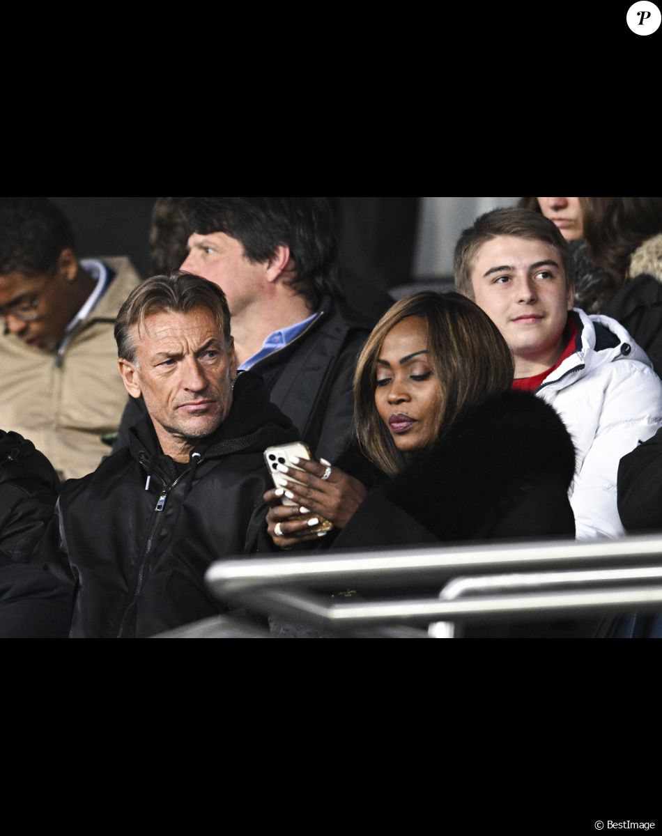 Hervé Renard et sa compagne Viviane Dièye - People au match de Ligue 1 Uber Eats, PSG Vs Lorient (5-1) au Parc des Princes à Paris le 3 avril 2022. © JB Autissier/Panoramic/Bestimage