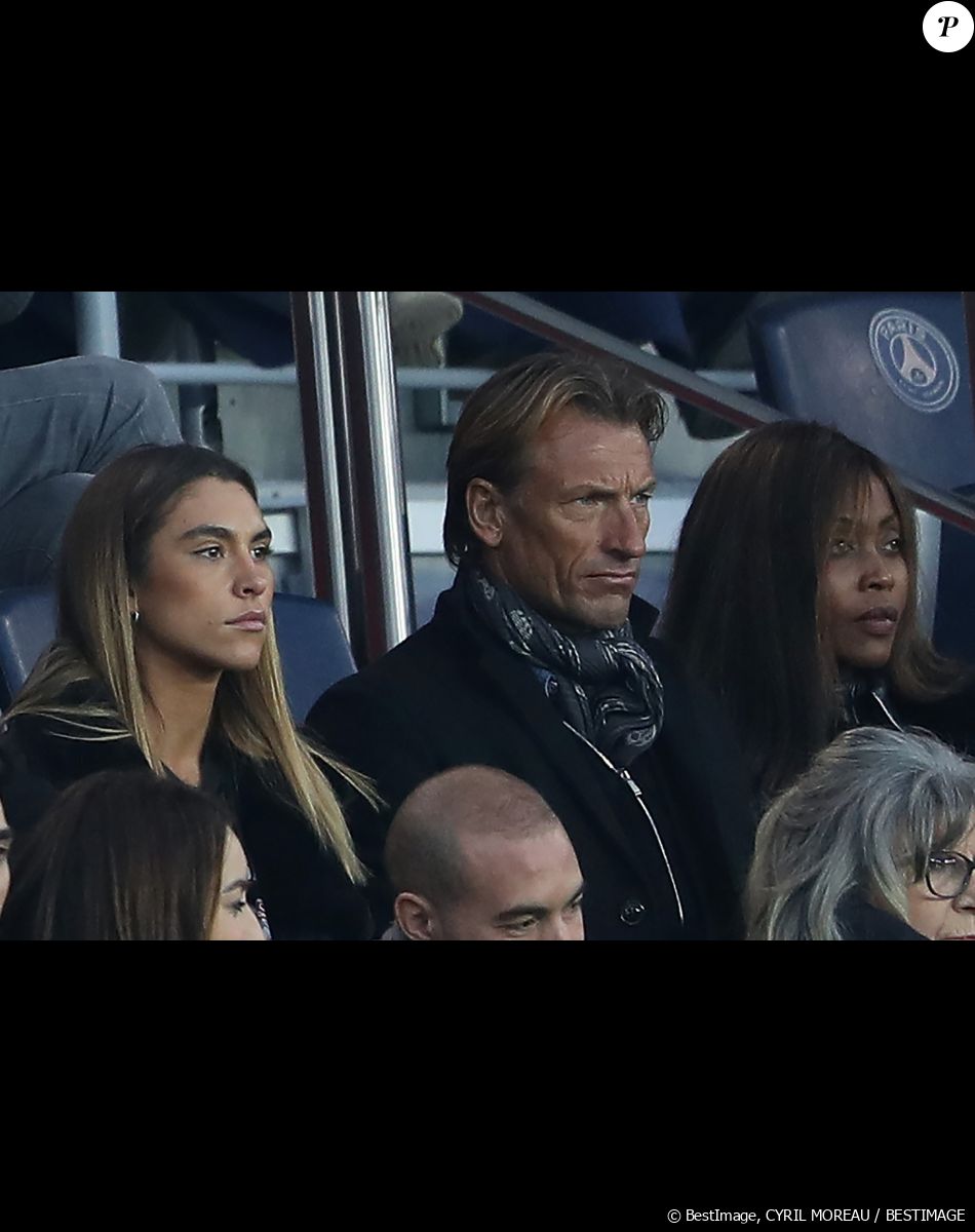 Depuis, la procédure suit son cours et difficile d'en savoir plus sur cette affaire
Candide Renard (fille du sélectionneur français de l'équipe de football du Maroc Hervé Renard) dénonce une "agression sexuelle" de la part d'un autre participant lors du tournage de l'émission télévisé Koh Lanta aux îles Fidji - Archive - Hervé Renard et sa fille Candide dans les tribunes du parc des Princes lors du au match de football de Ligue 1 Paris Saint-Germain contre Espérance sportive Troyes Aube Champagne à Paris, France, le 19 novembre 2017. © Cyril Moreau/Bestimage