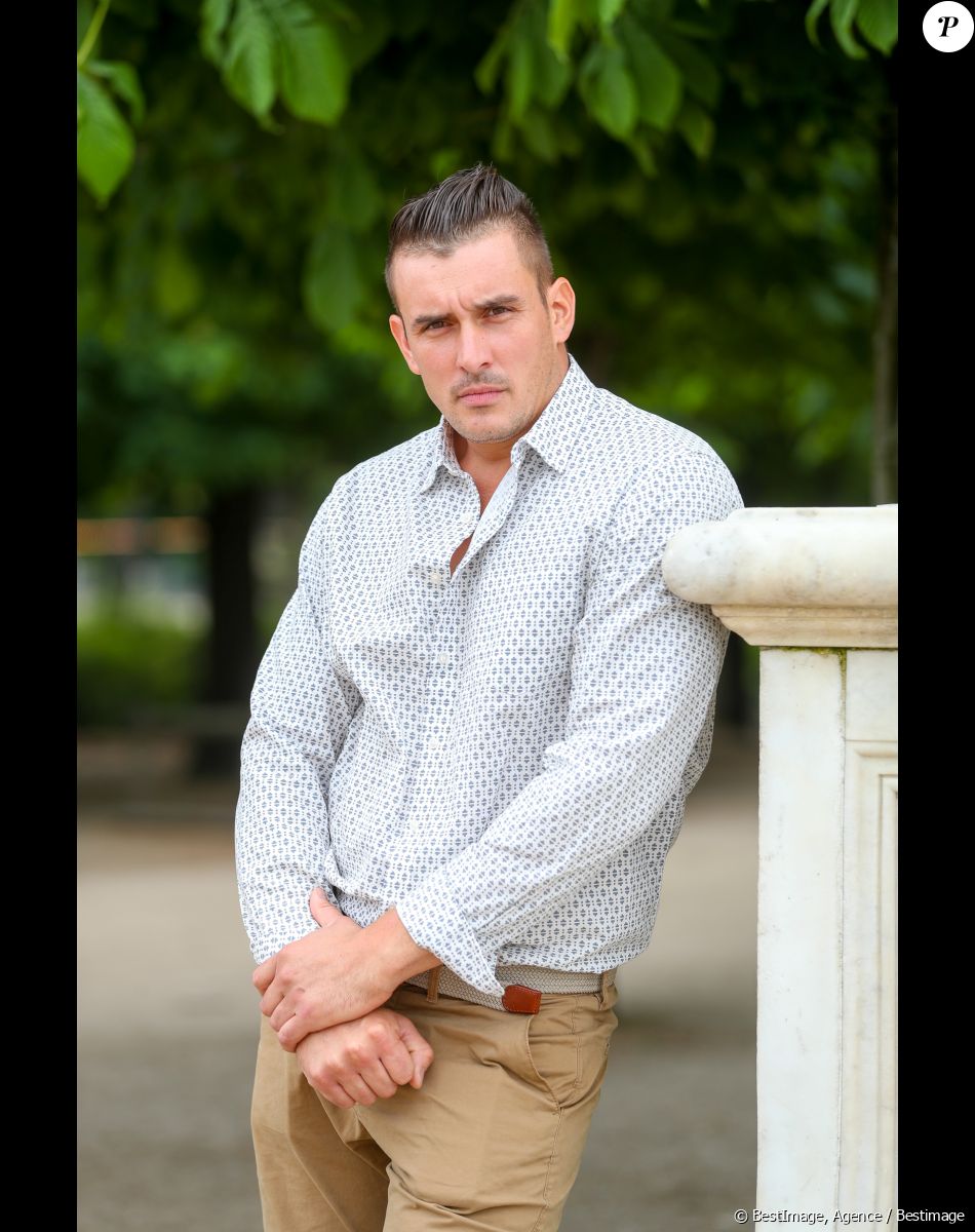 Exclusif - Rendez-vous d'Eddy Guyot, le candidat de Koh-Lanta, accusé d'agression sexuelle par Candide Renard, pendant le tournage de l'émission aux îles Fidji, au jardin des Tuileries à Paris, France, le 15 mai 2018.