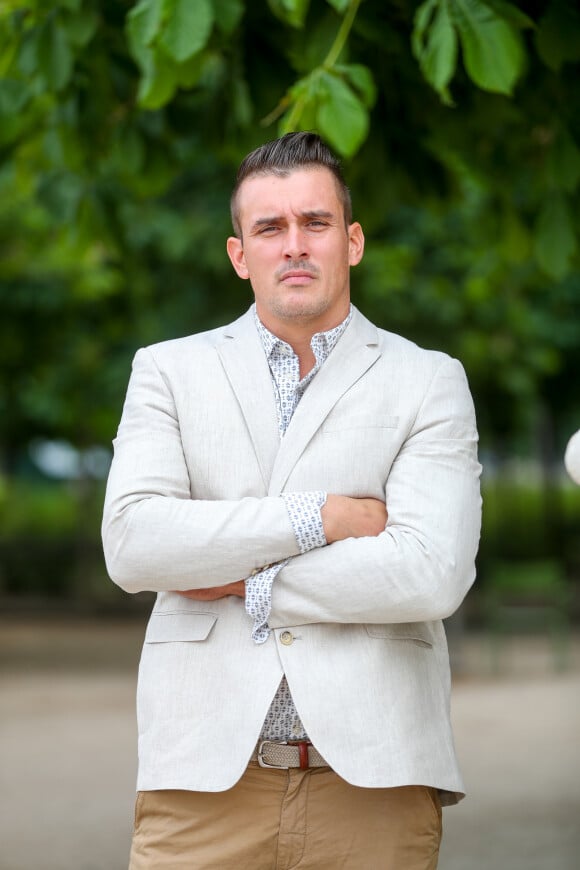 Exclusif - Rendez-vous d'Eddy Guyot, le candidat de Koh-Lanta, accusé d'agression sexuelle par Candide Renard, pendant le tournage de l'émission aux îles Fidji, au jardin des Tuileries à Paris, France, le 15 mai 2018.