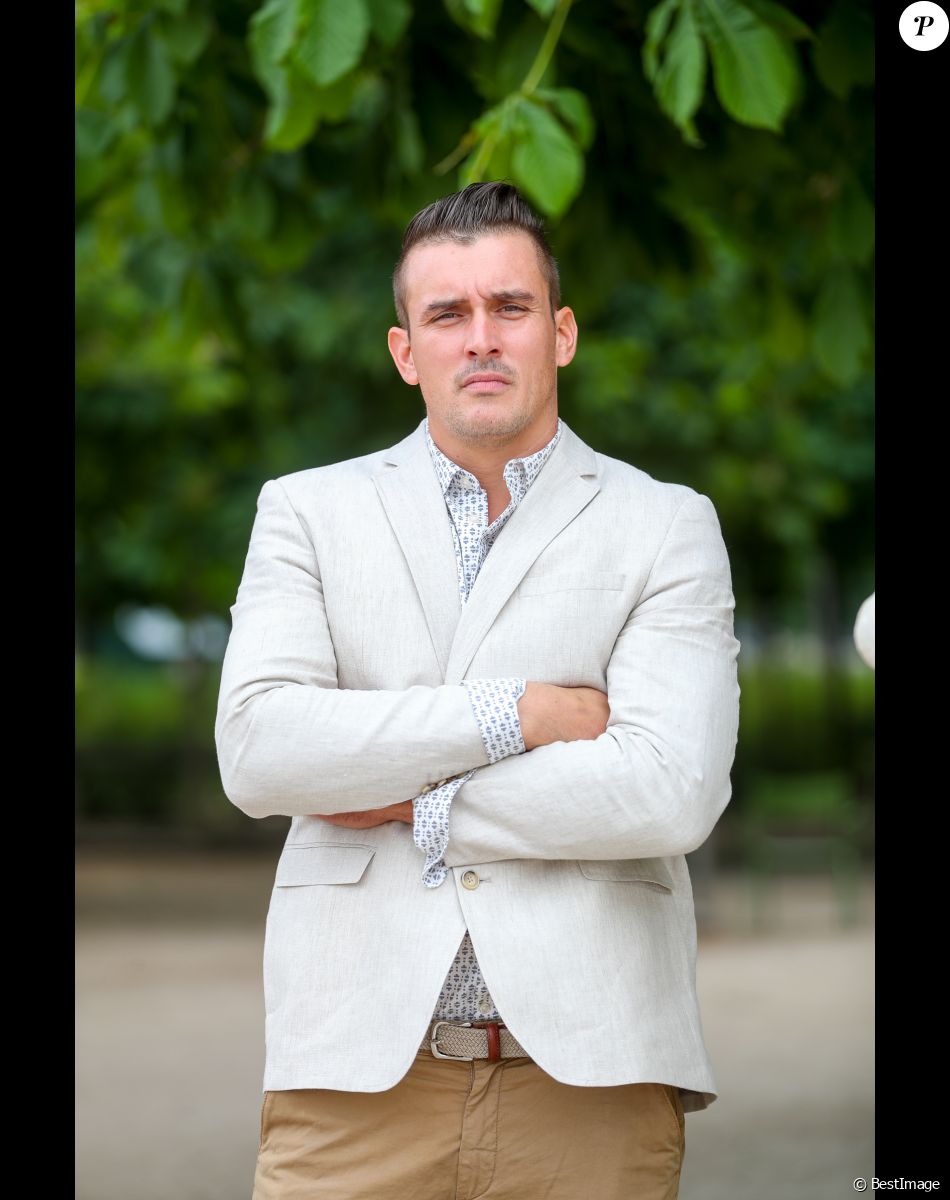 Exclusif - Rendez-vous d'Eddy Guyot, le candidat de Koh-Lanta, accusé d'agression sexuelle par Candide Renard, pendant le tournage de l'émission aux îles Fidji, au jardin des Tuileries à Paris, France, le 15 mai 2018.