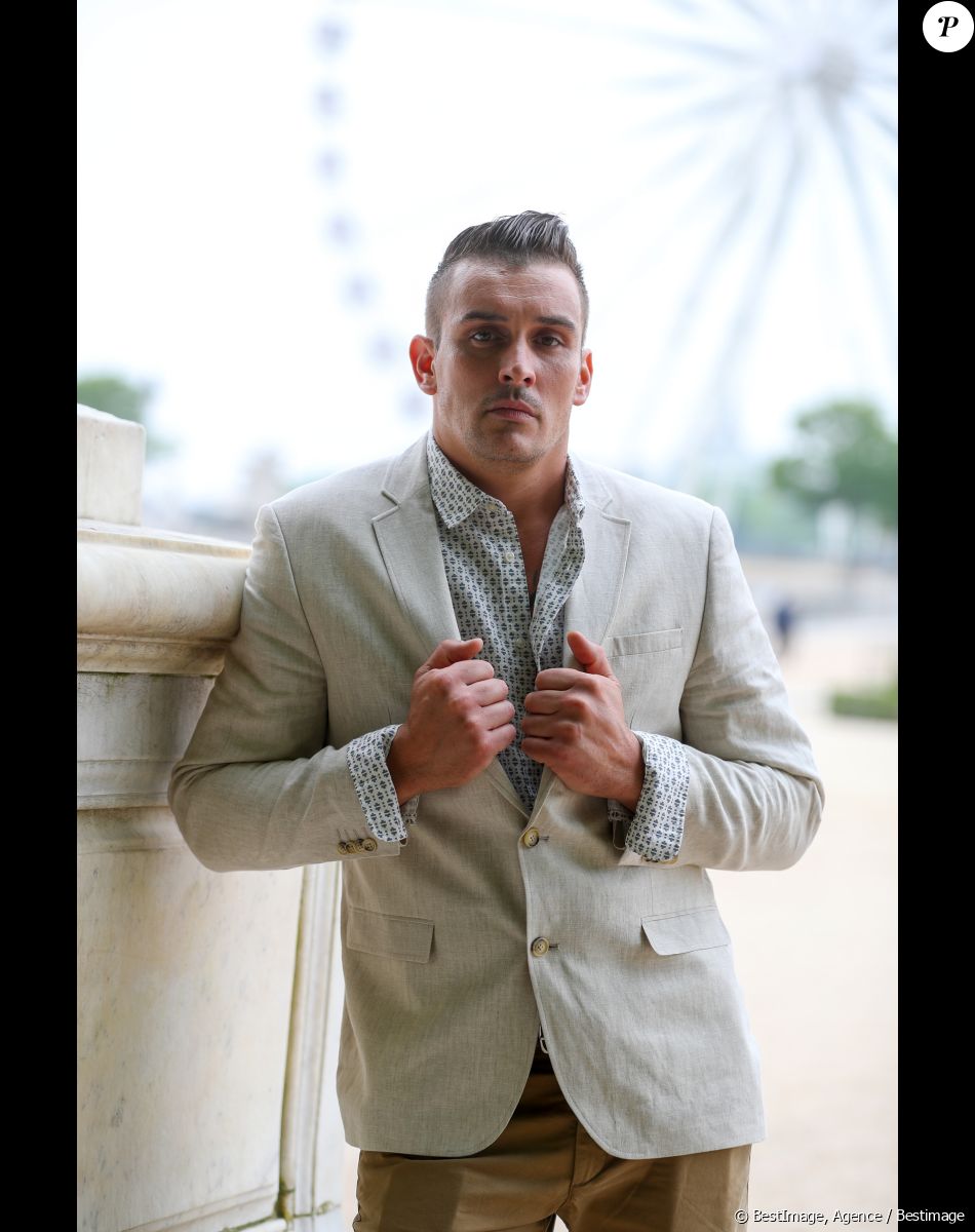 Exclusif - Rendez-vous d'Eddy Guyot, le candidat de Koh-Lanta, accusé d'agression sexuelle par Candide Renard, pendant le tournage de l'émission aux îles Fidji, au jardin des Tuileries à Paris, France, le 15 mai 2018.