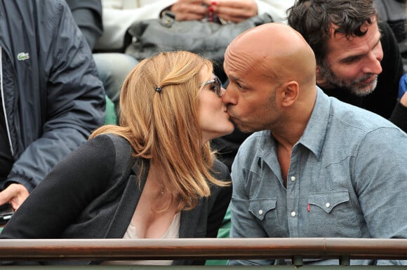 Ils avaient notamment été aperçus en train de partager un langoureux baiser depuis les tribunes.
Eric Judor est papa de jumeaux à 50 ans - Eric Judor et sa compagne aux Internationaux de France de tennis de Roland Garros à Paris, le 29 mai 2014.