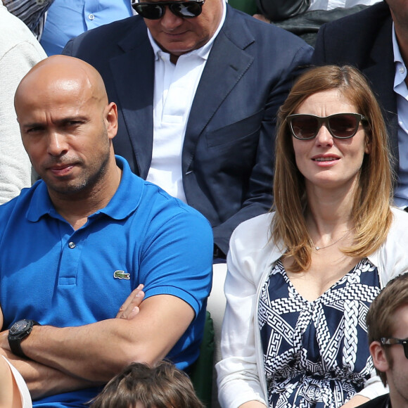 A noter qu'un an plus tard, les deux tourtereaux étaient de nouveaux photographiés dans les tribunes du tournoi.
Eric Judor et sa compagne - People dans les tribunes des Internationaux de France de tennis de Roland Garros à Paris. Le 28 mai 2015.