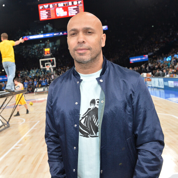  Une femme à qui il avait dit "oui" en Guadeloupe, sur les terres d'origine de son papa, et qui le combe donc de bonheur depuis plusieurs années.
Éric Judor au match de NBA Game Paris 2020 entre les Bucks de Milwaukee et les Charlotte Hornet à l'AccorHotels Arena à Paris le 24 janvier 2020. © Veeren / Bestimage 