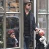 Brad Pitt et ses deux filles Zahara et Shiloh chez Bonpoint à Paris le 23 février