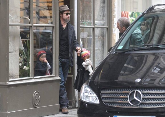 Brad Pitt et ses deux filles Zahara et Shiloh chez Bonpoint à Paris le 23 février
