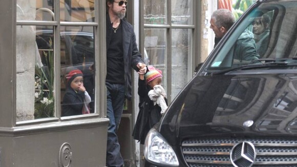 Pendant qu'Angelina travaille dur, Brad Pitt fait... papa poule à Paris avec Shiloh et Zahara !