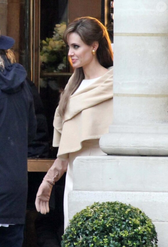 Angelina Jolie en pleine tournage à Paris le 23/02/10