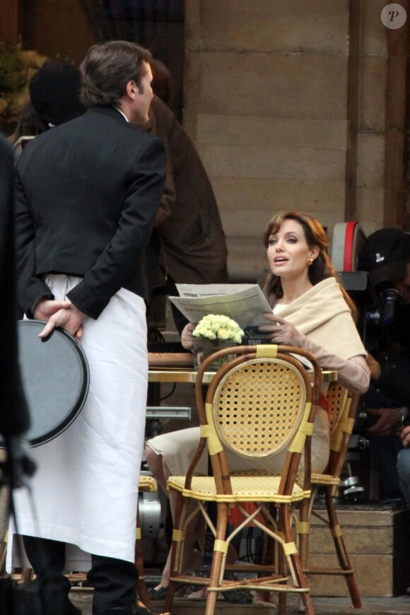Angelina Jolie en pleine tournage à Paris le 23/02/10