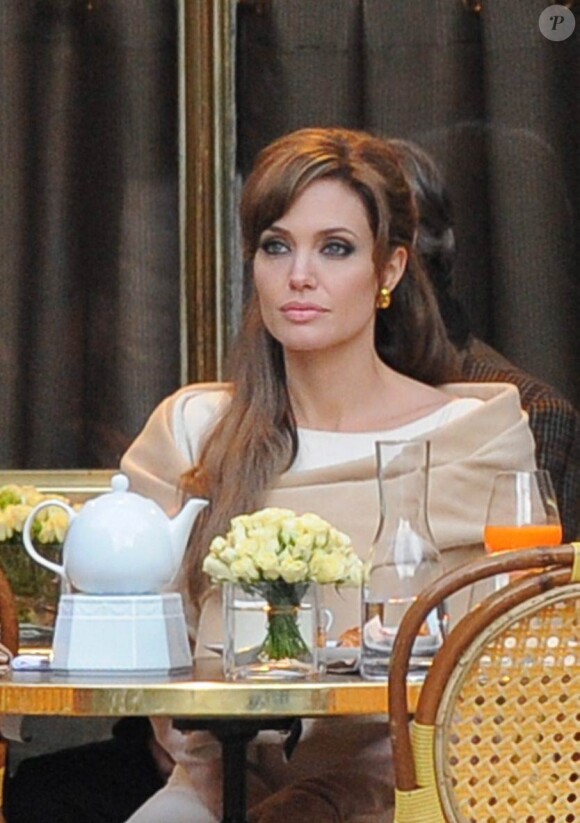 Pendant que Brad Pitt s'occupe des enfants, Angelina Jolie tourne le film The Tourist, à Paris. 23/02/2010