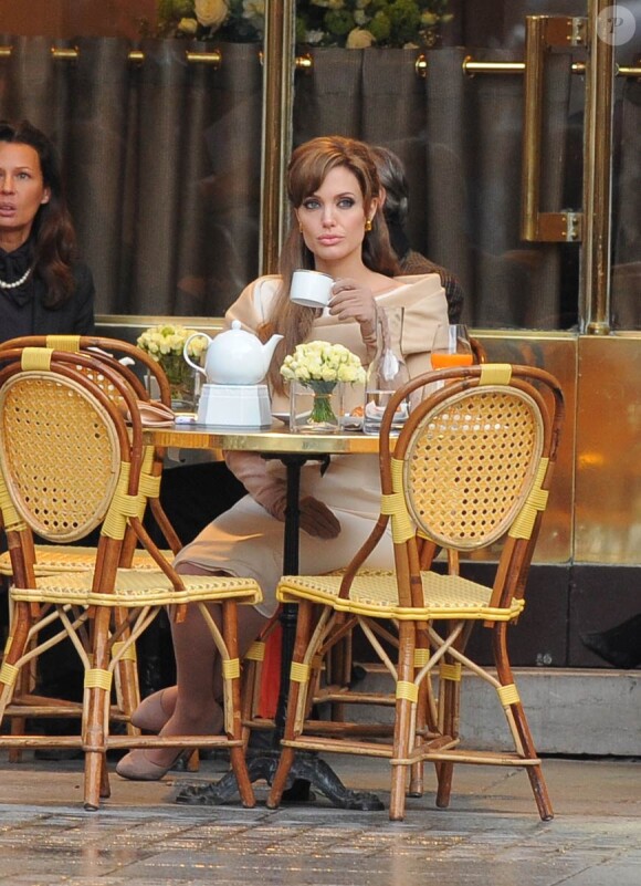 Pendant que Brad Pitt s'occupe des enfants, Angelina Jolie tourne le film The Tourist, à Paris. 23/02/2010