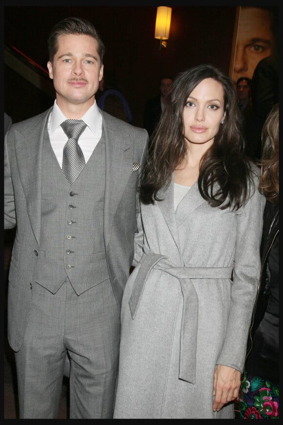 A 19 ans, Pax Jolie-Pitt semble avoir un physique déjà très prometteur. Déjà dotés d'abdominaux saillants, le jeune homme a dévoilé d'impressionnantes tablettes de chocolat lors d'une sortie à Los Angeles. 
Archives : Angelina Jolie et Brad Pitt