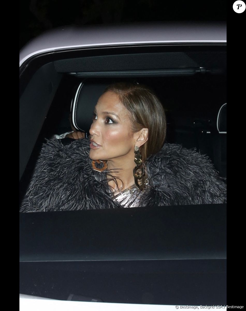 Jennifer Lopez quitte la soirée "Revolve" à Los Angeles le 18 mars 2023. JLo joue de nouveau les mannequins pour dévoiler ses co-créations avec un autre nom de la mode très populaire. Cette fois, la star a développé une collection de chaussures avec la marque adorée des modeuses Revolve, baptisée JLO Jennifer Lopez.